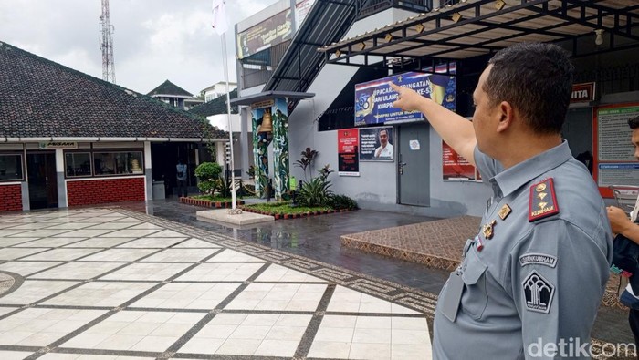 Kalapas Sumedang saat menunjukkan lokasi tempat kaburnya dua narapidana.