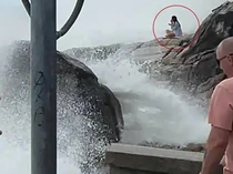 Kesedihan Pacar Turis Rusia yang Tersapu Ombak di Atas Batu Pantai