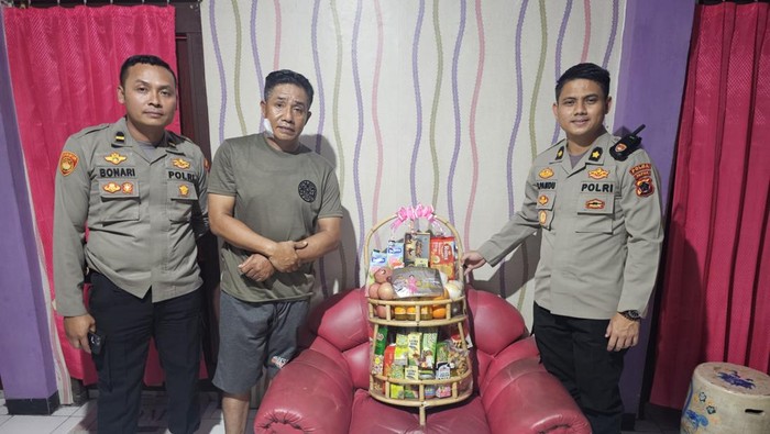 Kapolres Mamberamo Tengah AKBP Ramli Rahman (tidak berseragam) usai menjalani operasi kedua akibat terkena panah saat Pilkada ricuh. Dokumen Istimewa