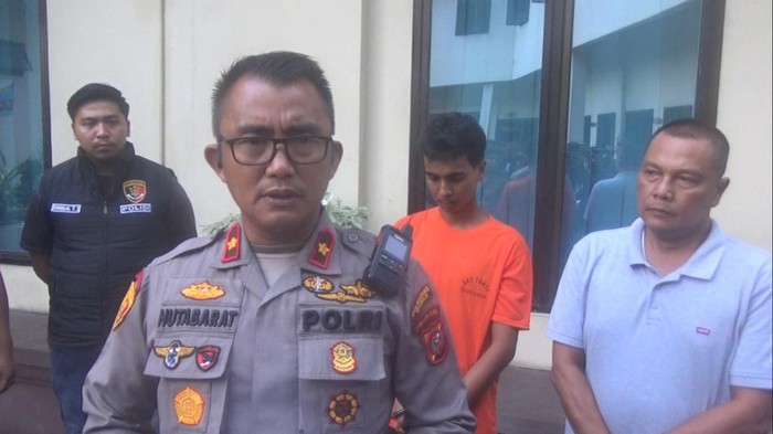 Kapolsek Sunggal Kompol Bambang G Hutabarat bersama pelaku Atok (baju tahanan) (Foto: Dok. Istimewa)