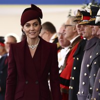 Pilihan busana Kate dianggap sebagai penghormatan kepada Qatar, dengan warna marun yang melambangkan bendera negara tersebut. Sementara itu, mutiara memiliki makna penting dalam budaya Qatar. (Foto: Henry Nicholls via AP, Pool)