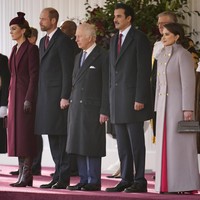 Keluarga Kerajaan Inggris menyambut Emir Qatar, Sheikh Tamim bin Hamad Al Thani, dan istrinya, Sheikha Jawaher, pada Selasa (3/12). Acara ini menjadi bagian dari pembukaan kunjungan kenegaraan Emir Qatar di Inggris. Hadir dalam kesempatan tersebut, Raja Charles III, Pangeran William dan Putri Catherine atau Kate Middleton. (Foto: AP Photo/Kin Cheung, Pool)