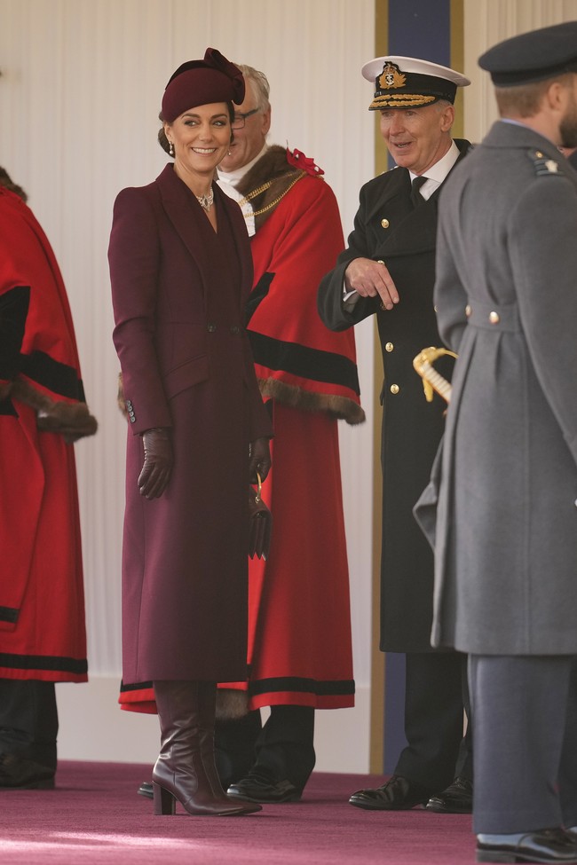 Kemunculan Kate kali ini menjadi sorotan, mengingat ini adalah salah satu kemunculan besar pertamanya sejak kembali secara bertahap ke tugas kerajaan setelah menjalani perawatan kanker. (Foto: AP Photo/Kin Cheung, Pool)