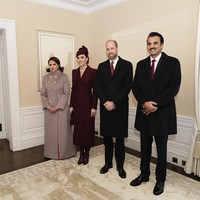 Pangeran William pun tampil tak kalah menarik dengan kemeja putih bersih, dasi merah bermotif, dan mantel panjang berwarna gelap. Tak tampak, Ratu Camilla, yang sebelumnya dijadwalkan hadir dalam upacara penyambutan, karena terpaksa membatalkan kehadirannya karena masih dalam proses pemulihan dari infeksi dada yang dideritanya sebulan lalu. Dokter menyarankan Ratu Camilla untuk beristirahat. (Foto: Aaron Chown/PA via AP, Pool)