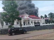 Video: Suasana Kepanikan saat Kantor KPU Morowali Terbakar