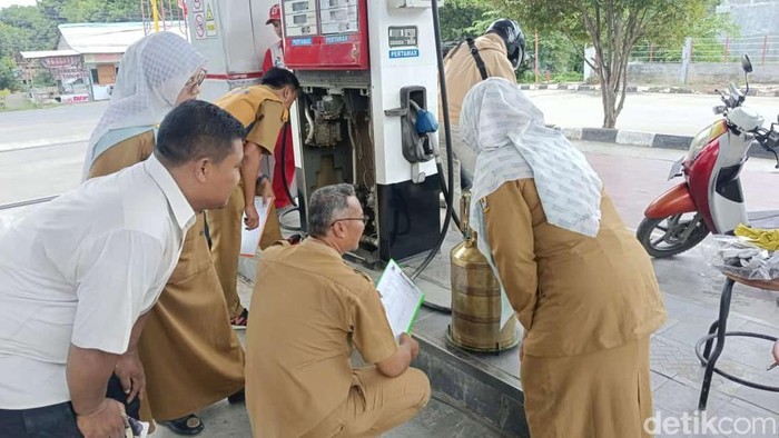 Kegiatan sidak oleh Disperdagin Kabupaten Cirebon disejumlah SPBU.