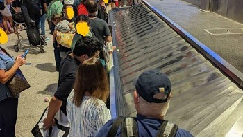 Ada aturan menunggu di conveyor berjarak satu meter agar bisa mengamati bagasi. Foto: Reddit via Boredpanda