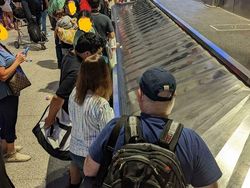 Foto Kelakuan Penumpang Pesawat Bikin Ikutan Emosi