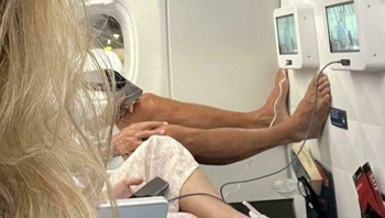 Kendati di depan bukan kursi penumpang, bukan berarti kaki diperbolehkan untuk disenderkan di dinding. Foto: Reddit via Boredpanda