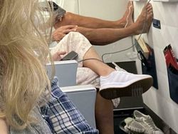 Foto Kelakuan Penumpang Pesawat Bikin Ikutan Emosi