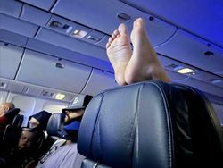 Foto Kelakuan Penumpang Pesawat Bikin Ikutan Emosi