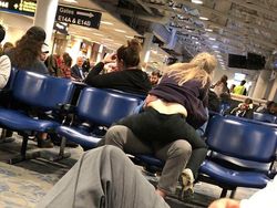 Foto Kelakuan Penumpang Pesawat Bikin Ikutan Emosi