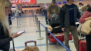 Bukan bearti tidak boleh membuka smartphone, tapi kalau sedang antre perlu lihat kondisi sekitarnya. Foto: Reddit via Boredpanda