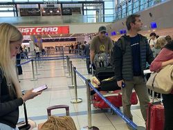 Foto Kelakuan Penumpang Pesawat Bikin Ikutan Emosi