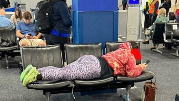 Kalau kosong mungkin tidak masalah, namun ini bisa membuat penumpang lain tidak mendapatan tempat duduk. Foto: Reddit via Boredpanda
