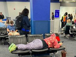 Foto Kelakuan Penumpang Pesawat Bikin Ikutan Emosi