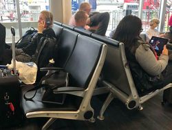 Foto Kelakuan Penumpang Pesawat Bikin Ikutan Emosi