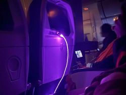 Foto Kelakuan Penumpang Pesawat Bikin Ikutan Emosi