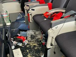 Foto Kelakuan Penumpang Pesawat Bikin Ikutan Emosi