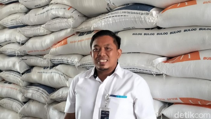 Kepala Cabang Bulog Labuan Bajo Nur Fuad Indra Mitra saat ditemui di gudang Bulog Labuan Bajo, Selasa (3/12/2024). (Foto: Ambrosius Ardin)