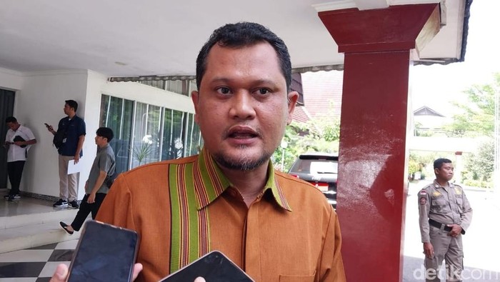 Ketua Bawaslu NTB Itratip, Selasa (3/11/2024). (Ahmad Viqi/detikBali)