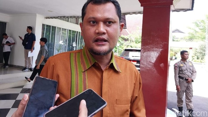Ketua Bawaslu NTB Itratip. (Ahmad Viqi/detikBali).
