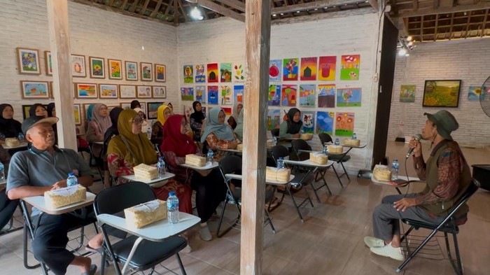 Ketua Pengelola Sekolah Sungai Siluk, Kuwat (46) bersama Srikandi Movement PT PLN menggagas program bertajuk 