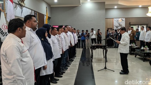 Ketua Umum Palang Merah Indonesia (PMI) Jusuf Kalla melantik pengurus baru PMI NTB di Pendopo Gubernur NTB, Selasa (3/12/2024). (Foto: Ahmad Viqi/detikBali)