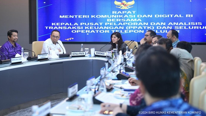 Rapat Menkomdigi Meutya Hafid dengan Kepala PPATK Ivan Yustiavandana, dan para pemimpin operator seluler terkait pencegahan aktivitas judi online.