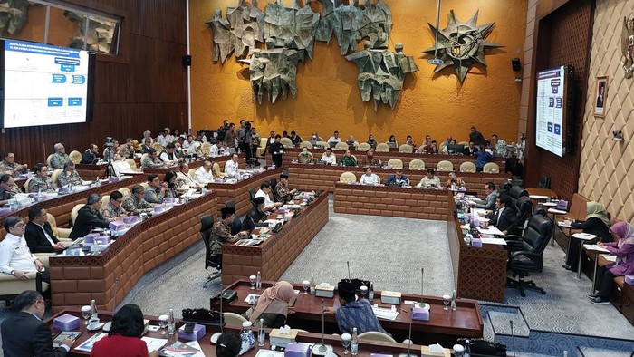 Komisi V DPR Raker bersama mitra pemerintahan di Senayan, Jakarta, Selasa (3/12/2024).