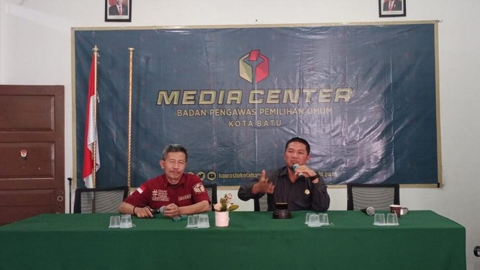 Mardiono (kanan), Komisioner Bawaslu Kota Batu,