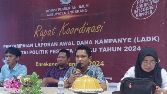 Komisioner KPU Enrekang Muhammad Rahmat (tengah). Dokumen Istimewa
