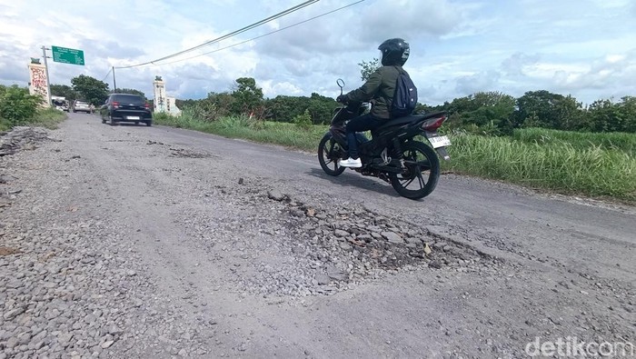 Kondisi jalan di wilayah Argosari, Sedayu perbatasan antara Sedayu, Kabupaten Bantul dengan Moyudan, Kabupaten Sleman, Selasa (3/12/2024).