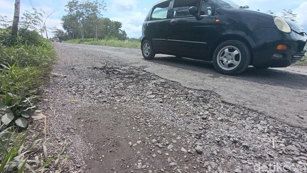Kondisi jalan di wilayah Argosari, Sedayu perbatasan antara Sedayu, Kabupaten Bantul dengan Moyudan, Kabupaten Sleman, Selasa (3/12/2024).