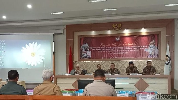 KPU Klaten  menggelar rapat pleno terbuka untuk menetapkan hasil rekapitulasi suara Pilkada 2024, Senin (2/12/2024).