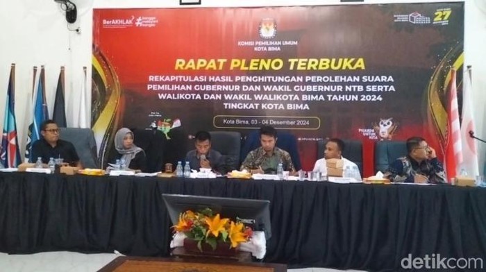 KPU Kota Bima menggelar rapat penetapan hasil rekapitulasi Pilwakot Bima 2024 di aula kantor KPU Kota Bima, Selasa (3/12/2024). (Foto: Rafiin/detikBali)