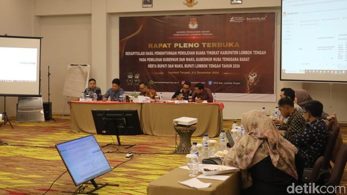 KPU Lombok Tengah saat menggelar rapat pleno rekapitulasi suara Pilkada 2024. Foto: (Edi Suryansyah/detikBali)