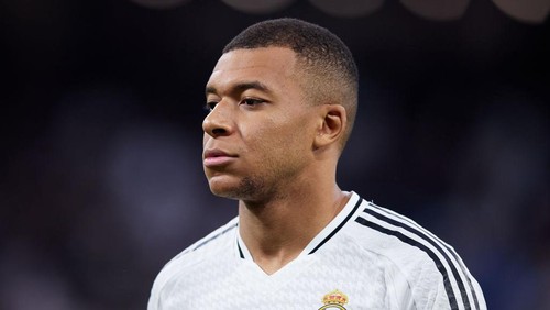 MADRID, SPAIN - DECEMBER 01: Kylian Mbappe of Real Madrid looks on prior to the LaLiga match between Real Madrid CF and Getafe CF at Estadio Santiago Bernabeu on December 01, 2024 in Madrid, Spain. (Photo by Alvaro Medranda/Quality Sport Images/Getty Images)