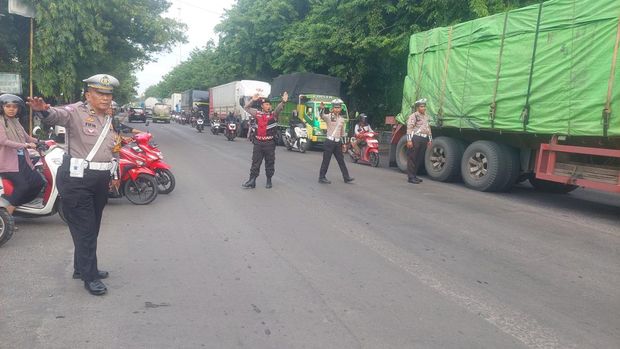 lalu lintas di lamongan macet