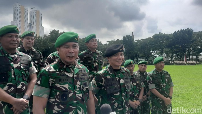 Letjen TNI Mochammad Hasan dan Pangdam I/Bukit Barisan Mayjen TNI Rio Firdianto. (Nizar Aldi/detikSumut)