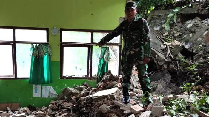 Longsor Timbun Ruang PAUD SDN 5 Nglebeng Trenggalek