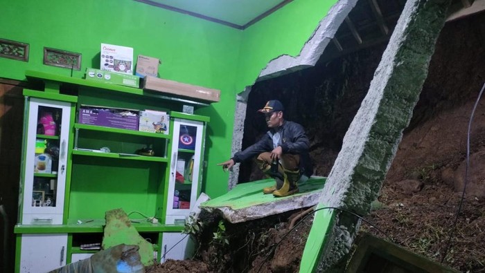 Longsor timpa rumah warga di Lebak (dok.istimewa)