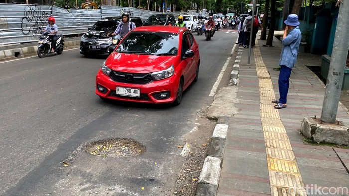 Lubang besar yang bisa membahayakan pengendara di Jalan Lapangan Supratman, Kota Bandung