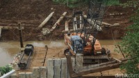 Normalisasi sungai ini dilakukan menggunakan turap beton. 
