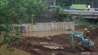Alat berat diterjunkan untuk membantu proses normalisasi sungai. 