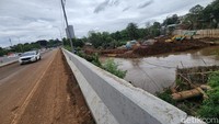 Lokasi tersebut tidak jauh dari akses keluar gerbang tol Pondok Pinang.  