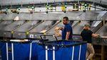 Melihat Kesibukan Gudang Amazon di Orlando