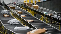Paket-paket diangkut di ban berjalan selama Cyber Monday, salah satu hari tersibuk perusahaan di gudang Amazon pada 2 Desember 2024 di Orlando, Florida. 