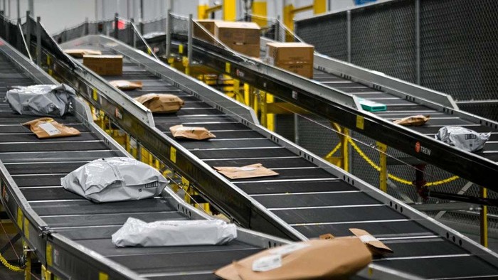Melihat Kesibukan Gudang Amazon di Orlando ORLANDO, FLORIDA DECEMBER 2: An Amazon employee works to fulfill same-day orders during Cyber Monday, one of the company's busiest days at an Amazon fulfillment center on December 2, 2024 in Orlando, Florida. The fulfillment center, one of Amazon's largest for same-day deliveries, saw more than 200 workers sorting, packing, and shipping items throughout Central Florida. This location processes more than 20,000 packages on any given day, but during the holiday season, that number jumps to more than 80,000. (Photo by Miguel J. Rodriguez Carrillo/Getty Images)
