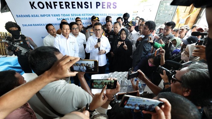 Mendag RI Budi Santoso menyampaikan apresiasi atas pengungkapan impor ilegal senilai miliaran rupiah di Surabaya.